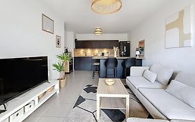 Superbe Appart 2ch, clim, terrasse, pkg, wifi, tv
